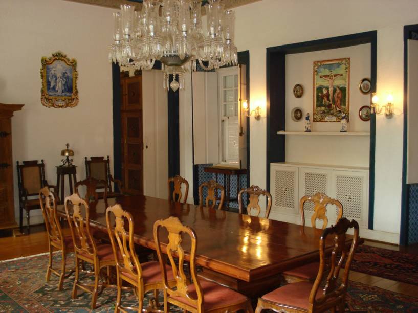 <strong><a href="https://viajeaqui.abril.com.br/estabelecimentos/br-sp-itatiba-hospedagem-fazenda-vila-rica" rel="Fazenda Vila Rica – Itatiba (SP)" target="_self">Fazenda Vila Rica – Itatiba (SP)</a></strong> Majestosas palmeiras imperiais rodeiam o casarão de 1860. As grossas paredes de taipa de pilão e o piso feito de tábuas de cedro resistem ao tempo com muito charme. Assim como a sala de jantar, com a enorme mesa iluminada pelo e de cristal Baccarat e decorada com baixelas de prata e porcelana Limoges. Dá para se divertir em cavalgadas e caminhadas ou simplesmente relaxar na biblioteca em frente à lareira. <em>Site: <a href="https://www.fazendavilarica.com" target="_blank">www.fazendavilarica.com</a></em> <strong><a href="https://viajeaqui.abril.com.br/estabelecimentos/br-sp-itatiba-hospedagem-fazenda-vila-rica" rel="Fazenda Vila Rica – Itatiba (SP)" target="_self">Fazenda Vila Rica – Itatiba (SP)</a></strong> Majestosas palmeiras imperiais rodeiam o casarão de 1860. As grossas paredes de taipa de pilão e o piso feito de tábuas de cedro resistem ao tempo com muito charme. Assim como a sala de jantar, com a enorme mesa iluminada pelo e de cristal Baccarat e decorada com baixelas de prata e porcelana Limoges. Dá para se divertir em cavalgadas e caminhadas ou simplesmente relaxar na biblioteca em frente à lareira. <em>Site: <a href="https://www.fazendavilarica.com" target="_blank">www.fazendavilarica.com</a></em>