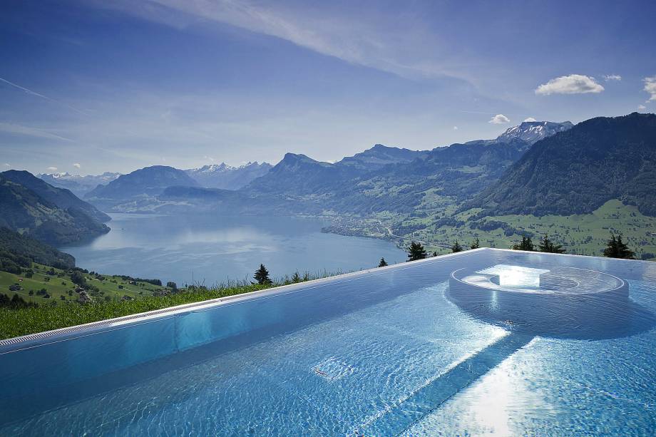 Charmoso e cercado por montanhas, o hotel é uma ótima pedida para casais. Sua atmosfera romântica se faz presente na decoração delicada. Do alto de sua linda piscina externa e aquecida, é possível avistar os Alpes <em><a href="https://www.booking.com/hotel/ch/villa-honegg.pt-br.html?aid=332455&label=viagemabril-as-piscinas-mais-incriveis-do-mundo" target="_blank">Veja os preços do Villa Honegg Hotel no Booking.com</a></em>