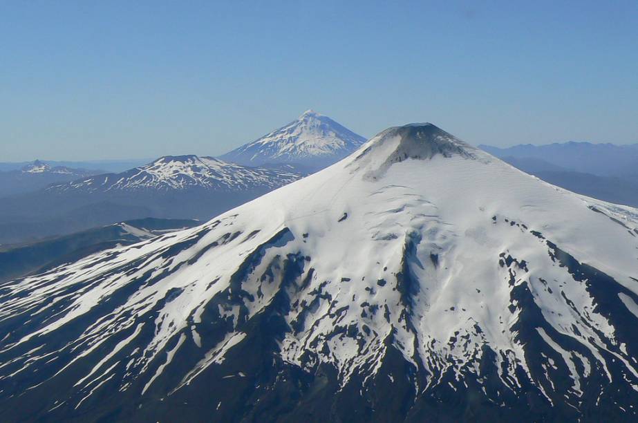 A estação de <a href="https://viajeaqui.abril.com.br/cidades/chile-pucon" rel="Pucón" target="_blank"><strong>Pucón</strong></a>, próxima a Temuco, fica nas encostas do vulcão Villarrica, pertinho dos cumes Quetrupillan e Lanín