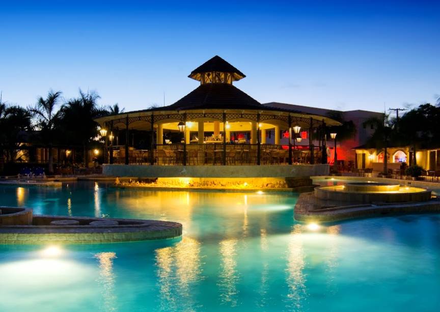 <strong>Para curtir sem gastar muito</strong>    <a href="https://www.villasbavaro.com/" rel="IFA Villas B&aacute;varo " target="_blank">IFA Villas B&aacute;varo </a>(Praia B&aacute;varo). Um dos quatro-estrelas mais econ&ocirc;micos de Punta, o Villas tem tudo o que os outros t&ecirc;m, mas em instala&ccedil;&otilde;es modestas. S&oacute; h&aacute; dois tipos de quarto, ambos com menos de 40 m2, em contraste com os resorts que comportam fam&iacute;lias inteiras em uma &uacute;nica habita&ccedil;&atilde;o.    652 quartos / 7 restaurantes / 2 piscinas    <a href="https://www.booking.com/city/do/punta-cana.pt-br.html?aid=332455&label=viagemabril-puntacana" rel="Reserve seu resort em Punta Cana pelo booking.com" target="_blank">Reserve seu resort em Punta Cana pelo booking.com&nbsp;</a>