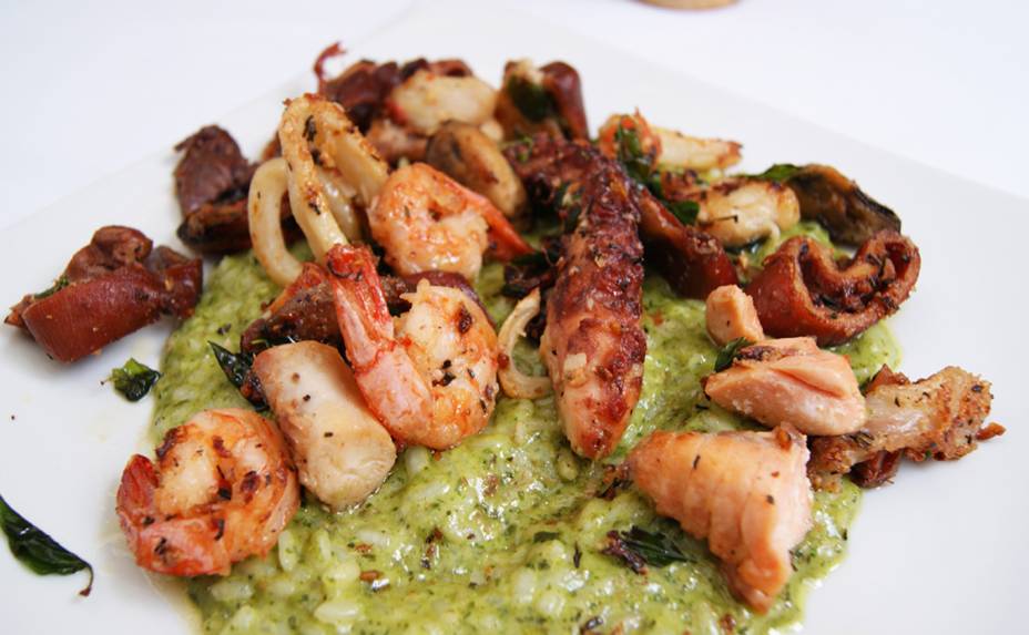 <strong>Vin Bistrô (Curitiba):</strong> localizado no bairro de Batel, o restaurante de culinária europeia Vin Bistrô destacou um cardápio com diversas opções à R$ 90, incluindo couvert, entrada, prato principal e sobremesa. As opções de entrada são as seguintes: salada verde com brie e pêra, bruscheta ao Pomodoro, Carpaccio de carne com rúcula ou polenta cremosa com fonduta de queijo. Já como prato principal, o cliente pode escolher pratos como o ravioli de queijo chèvre com molho de tomate e basílico, a pescada ao Salmoriglio com legumes grelhados, o risoto ao pesto com frutos do mar (foto), ossobuco de vitela com risoto milanês, mignon ao molho Roquefort com risoto de funghi e pappardelle romano trufado com Paillard de mignon crocante. Para completar a refeição, o bistrô oferece quatro sobremesas, são elas: semi freddo de avelã, mil folhas de doce de leite, brownie de chocolate com sorvete de baunilha e crocante com mousse de chocolate, morango e calda de baunilha.<br /> <br /> <strong>Onde: </strong>Rua Fernando Simas, 260, Batel, Curitiba/PR <strong>Horário de funcionamento:</strong> das 12h às 14h30 e das 19h30 às 0h <strong>Telefone:</strong> (41) 3225-3444 <strong>Vin Bistrô (Curitiba):</strong> localizado no bairro de Batel, o restaurante de culinária europeia Vin Bistrô destacou um cardápio com diversas opções à R$ 90, incluindo couvert, entrada, prato principal e sobremesa. As opções de entrada são as seguintes: salada verde com brie e pêra, bruscheta ao Pomodoro, Carpaccio de carne com rúcula ou polenta cremosa com fonduta de queijo. Já como prato principal, o cliente pode escolher pratos como o ravioli de queijo chèvre com molho de tomate e basílico, a pescada ao Salmoriglio com legumes grelhados, o risoto ao pesto com frutos do mar (foto), ossobuco de vitela com risoto milanês, mignon ao molho Roquefort com risoto de funghi e pappardelle romano trufado com Paillard de mignon crocante. Para completar a refeição, o bistrô oferece quatro sobremesas, são elas: semi freddo de avelã, mil folhas de doce de leite, brownie de chocolate com sorvete de baunilha e crocante com mousse de chocolate, morango e calda de baunilha.<br /> <br /> <strong>Onde: </strong>Rua Fernando Simas, 260, Batel, Curitiba/PR <strong>Horário de funcionamento:</strong> das 12h às 14h30 e das 19h30 às 0h <strong>Telefone:</strong> (41) 3225-3444