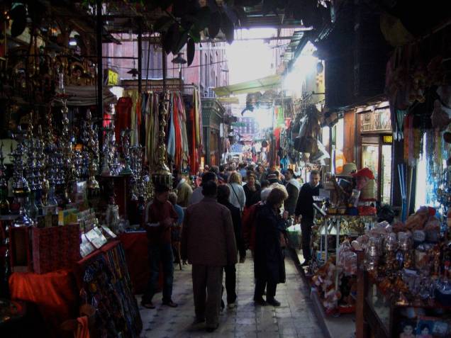 <strong>Khan el-Kalili, Cairo, Egito</strong>Localizado próximo à histórica mesquita de Al-Azhar,o Khan-el-Kalili é virtualmente um labirinto de lojas, cafés e restaurantes onde pode-se encontrar narguilés, especiarias, tecidos, lustres e muito, muito mais. A atmosfera caótica e ruidosa do <a href="https://viajeaqui.abril.com.br/cidades/egito-cairo" target="_blank" rel="noopener">Cairo </a>é amplificada neste <em>souq</em>, o clássico mercado árabe, que tem suas origens no século 14. Como tudo no <a href="https://viajeaqui.abril.com.br/paises/egito" target="_blank" rel="noopener">Egito</a>, nada aqui tem etiqueta de preço, portanto prepare-se para longas negociações <strong>Khan el-Kalili, Cairo, Egito</strong>Localizado próximo à histórica mesquita de Al-Azhar,o Khan-el-Kalili é virtualmente um labirinto de lojas, cafés e restaurantes onde pode-se encontrar narguilés, especiarias, tecidos, lustres e muito, muito mais. A atmosfera caótica e ruidosa do <a href="https://viajeaqui.abril.com.br/cidades/egito-cairo" target="_blank" rel="noopener">Cairo </a>é amplificada neste <em>souq</em>, o clássico mercado árabe, que tem suas origens no século 14. Como tudo no <a href="https://viajeaqui.abril.com.br/paises/egito" target="_blank" rel="noopener">Egito</a>, nada aqui tem etiqueta de preço, portanto prepare-se para longas negociações