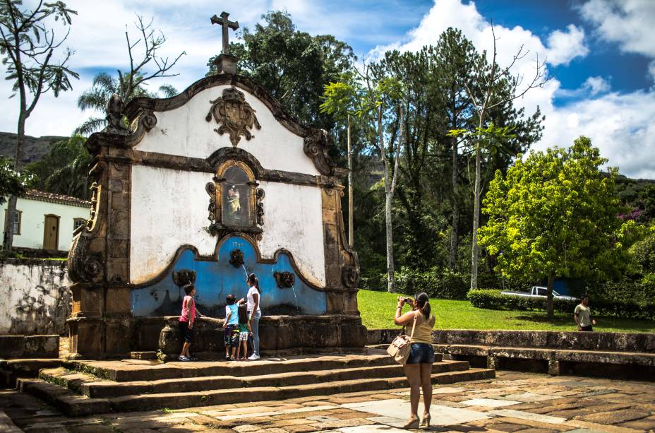 O <strong>Chafariz de São José</strong> tem três fontes, cujas funções originais eram fornecer água potável para a população (a da frente), servir como local para lavar roupas (ao lado) e como bebedouro de animais (na parte de trás)