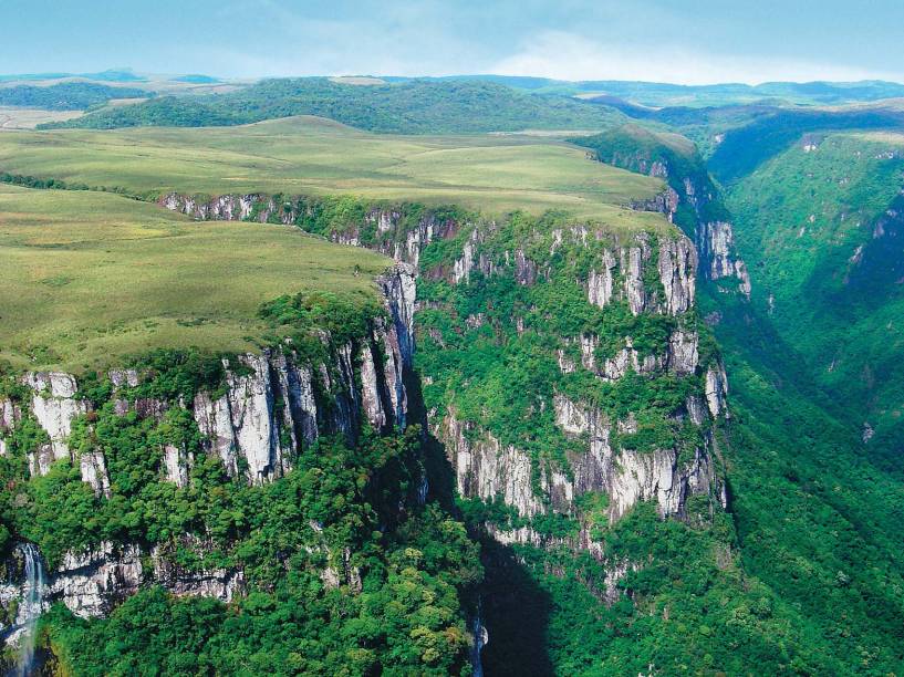 <strong><a href="https://viajeaqui.abril.com.br/cidades/br-rs-cambara-do-sul" rel="Cambará do Sul, Rio Grande do Sul" target="_self">Cambará do Sul, Rio Grande do Sul</a> </strong>É o destino ideal para quem curte natureza e aventura. A cidade é o lar dos cânions <a href="https://viajeaqui.abril.com.br/estabelecimentos/br-rs-cambara-do-sul-atracao-canion-do-itaimbezinho" rel="Itaimbezinho" target="_self">Itaimbezinho</a> e <strong><a href="https://viajeaqui.abril.com.br/estabelecimentos/br-rs-cambara-do-sul-atracao-canion-da-fortaleza" rel="Fortaleza" target="_self">Fortaleza</a></strong>, que impressionam os visitantes pela beleza. Parques estão entre as atrações mais interessantes do lugar, tais como o <a href="https://viajeaqui.abril.com.br/estabelecimentos/br-rs-cambara-do-sul-atracao-parque-nacional-de-aparados-da-serra" rel="Nacional Aparatos da Serra" target="_self">Nacional Aparatos da Serra</a>, onde é possível avistar as cachoeiras da Andorinha e Véu de Noiva nas passarelas, e o <a href="https://iajeaqui.abril.com.br/estabelecimentos/br-rs-cambara-do-sul-atracao-parque-nacional-da-serra-geral" rel="Nacional da Serra Geral" target="_self">Nacional da Serra Geral</a>, cuja paisagem fica ainda mais nítida durante a estação<em><a href="https://www.booking.com/city/br/cambara-br.pt-br.html?sid=5b28d827ef00573fdd3b49a282e323ef;dcid=1?aid=332455&label=viagemabril-destinos-economicos-de-inverno-no-brasil" rel="Veja preços de hotéis em Cambará do Sul no Booking.com" target="_blank">Veja preços de hotéis em Cambará do Sul no Booking.com</a></em>