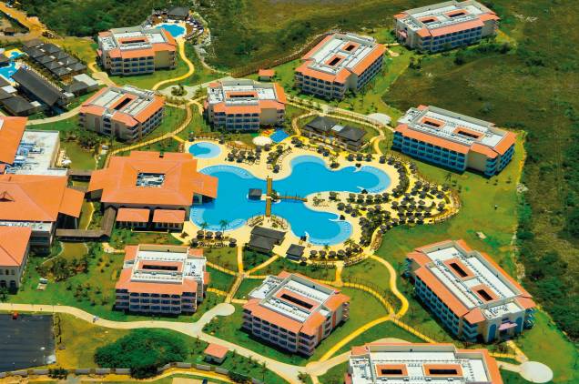 <strong>Grand Palladium Imbassaí Resort & Spa, na Reserva Natural de Imbassaí (BA)</strong> Bem-conservado, o resort também agrada pela estrutura. Além de boas acomodações, dispõe de três restaurantes temáticos, shows noturnos em um grande teatro, recreação infantil dividida por faixa etária e, ainda, uma piscina exclusiva para adultos, longe do agito. <a href="https://www.booking.com/hotel/br/grand-palladium-imbassai-resort-spa.pt-br.html?aid=332455;label=viagemabril-hoteisfamilia;sid=605c56653290b80351df808102ac423d;dest_id=900048557;dest_type=city;dist=0;group_adults=2;hapos=1;hpos=1;room1=A%2CA;sb_price_type=total;srepoch=1533590686;srfid=def9c630d3b464c1068459de5585bca080a2f21fX1;srpvid=6f7c968e4cf501aa;type=total;ucfs=1&#hotelTmpl" target="_blank" rel="noopener"><em>Reserve sua estadia no Grand Palladium Imbassaí Resort & Spa</em></a> <strong>Grand Palladium Imbassaí Resort & Spa, na Reserva Natural de Imbassaí (BA)</strong> Bem-conservado, o resort também agrada pela estrutura. Além de boas acomodações, dispõe de três restaurantes temáticos, shows noturnos em um grande teatro, recreação infantil dividida por faixa etária e, ainda, uma piscina exclusiva para adultos, longe do agito. <a href="https://www.booking.com/hotel/br/grand-palladium-imbassai-resort-spa.pt-br.html?aid=332455;label=viagemabril-hoteisfamilia;sid=605c56653290b80351df808102ac423d;dest_id=900048557;dest_type=city;dist=0;group_adults=2;hapos=1;hpos=1;room1=A%2CA;sb_price_type=total;srepoch=1533590686;srfid=def9c630d3b464c1068459de5585bca080a2f21fX1;srpvid=6f7c968e4cf501aa;type=total;ucfs=1&#hotelTmpl" target="_blank" rel="noopener"><em>Reserve sua estadia no Grand Palladium Imbassaí Resort & Spa</em></a>