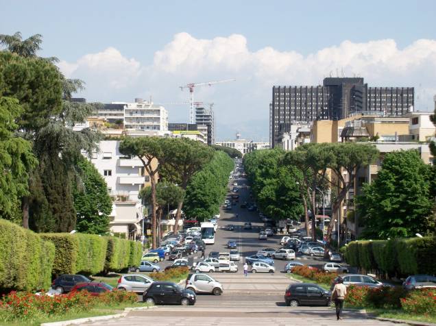 Com ruas largas em comparação ao restante de Roma, o EUR é um bairro arejado e plano - ideal para caminhadas Com ruas largas em comparação ao restante de Roma, o EUR é um bairro arejado e plano - ideal para caminhadas