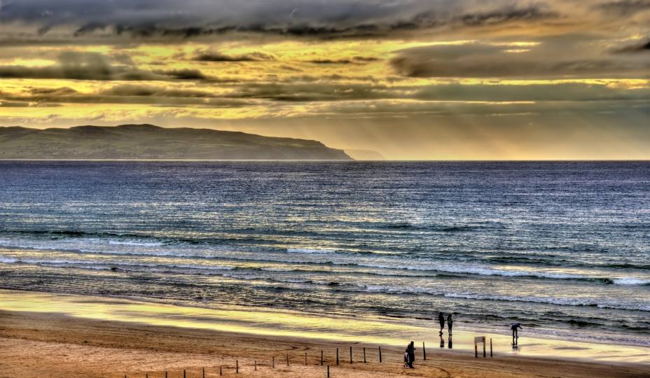A pequena cidade de Portstewart é composta por belas paisagens. Suas praias, aliás, são compostas por grandes faixas de areia e extremamente populares entre famílias e surfistas A pequena cidade de Portstewart é composta por belas paisagens. Suas praias, aliás, são compostas por grandes faixas de areia e extremamente populares entre famílias e surfistas
