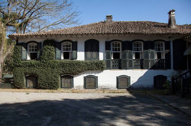 <strong><a href="https://viajeaqui.abril.com.br/estabelecimentos/br-rj-petropolis-hospedagem-albergue-da-samambaia" rel="Albergue da Samambaia" target="_blank">Albergue da Samambaia</a>, em <a href="https://viajeaqui.abril.com.br/cidades/br-rj-petropolis" rel="Petrópolis" target="_blank">Petrópolis</a> (<a href="https://viajeaqui.abril.com.br/estados/br-rio-de-janeiro" rel="RJ" target="_blank">RJ</a>)</strong> Os quartos ficam num casarão histórico da fazenda de 1742. Tem trilhas, piscina, minifazenda com animais e a Capela de Santo Antônio, a primeira fundada na cidade. <a href="https://www.booking.com/hotel/br/hi-petropolis-hostel.pt-br.html?aid=332455&label=viagemabril-hostelsdescolados" rel="BOOKING.COM: veja os preços e faça sua reserva no Albergue da Samambaia" target="_blank">BOOKING.COM: veja os preços e faça sua reserva no Albergue da Samambaia</a> <strong><a href="https://viajeaqui.abril.com.br/estabelecimentos/br-rj-petropolis-hospedagem-albergue-da-samambaia" rel="Albergue da Samambaia" target="_blank">Albergue da Samambaia</a>, em <a href="https://viajeaqui.abril.com.br/cidades/br-rj-petropolis" rel="Petrópolis" target="_blank">Petrópolis</a> (<a href="https://viajeaqui.abril.com.br/estados/br-rio-de-janeiro" rel="RJ" target="_blank">RJ</a>)</strong> Os quartos ficam num casarão histórico da fazenda de 1742. Tem trilhas, piscina, minifazenda com animais e a Capela de Santo Antônio, a primeira fundada na cidade. <a href="https://www.booking.com/hotel/br/hi-petropolis-hostel.pt-br.html?aid=332455&label=viagemabril-hostelsdescolados" rel="BOOKING.COM: veja os preços e faça sua reserva no Albergue da Samambaia" target="_blank">BOOKING.COM: veja os preços e faça sua reserva no Albergue da Samambaia</a>