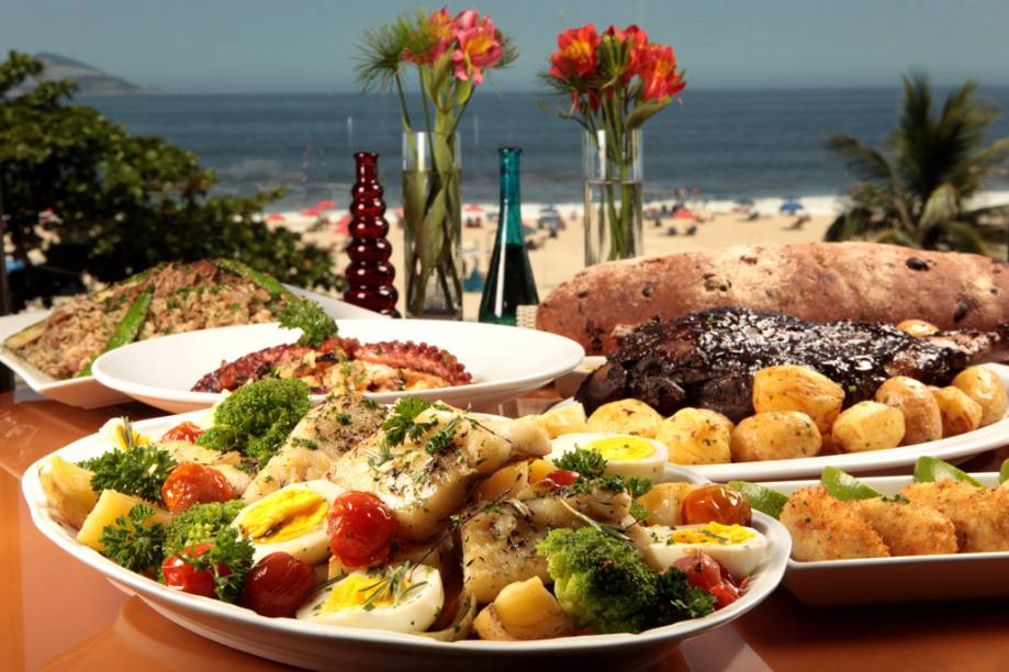 <a href="https://viajeaqui.abril.com.br/estabelecimentos/br-rj-rio-de-janeiro-restaurante-vizta-hotel-marina-palace" rel="Vizta (Rio de Janeiro)"><strong>Vizta</strong></a><strong> (Rio de Janeiro)</strong><br /> <br /> O buffet de Páscoa (R$ 79) será dedicado ao aromas e sabores da culinária portuguesa. Os pratos criados pela chef Maria Victoria são: <strong>arroz de pato à moda antiga</strong>, <strong>bacalhoada ao forno</strong>, <strong>perna de cabrito assada ao molho de vinho tinto</strong>, <strong>arroz de frutos do mar</strong> e <strong>batatas ao murro</strong>. Para a sobremesa, os clientes podem escolher entre três doces: quindim, ambrosia e pudim Abade de Priscos <a href="https://viajeaqui.abril.com.br/estabelecimentos/br-rj-rio-de-janeiro-restaurante-vizta-hotel-marina-palace" rel="Vizta (Rio de Janeiro)"><strong>Vizta</strong></a><strong> (Rio de Janeiro)</strong><br /> <br /> O buffet de Páscoa (R$ 79) será dedicado ao aromas e sabores da culinária portuguesa. Os pratos criados pela chef Maria Victoria são: <strong>arroz de pato à moda antiga</strong>, <strong>bacalhoada ao forno</strong>, <strong>perna de cabrito assada ao molho de vinho tinto</strong>, <strong>arroz de frutos do mar</strong> e <strong>batatas ao murro</strong>. Para a sobremesa, os clientes podem escolher entre três doces: quindim, ambrosia e pudim Abade de Priscos