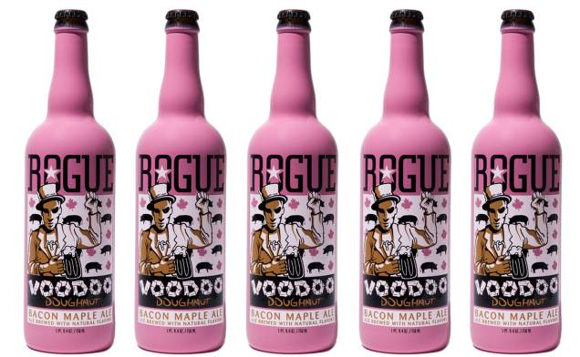 A garrafa rosa da <strong>Voodoo Doughnut Bacon Maple Ale </strong>não só traz o sabor da carne de porco como ainda mistura o gostinho do bacon com xarope de maple. Lançada pela marca Rogue Ales, tem 6,5% de teor alcoólico A garrafa rosa da <strong>Voodoo Doughnut Bacon Maple Ale </strong>não só traz o sabor da carne de porco como ainda mistura o gostinho do bacon com xarope de maple. Lançada pela marca Rogue Ales, tem 6,5% de teor alcoólico