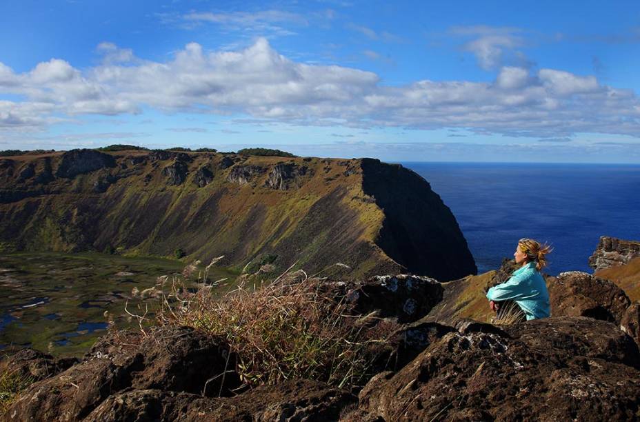 O vulcão de Orongo, antiga aldeia cerimonial da Ilha de Páscoa, atende pelo nome de Rano Kau e impressiona os visitantes com sua imponência O vulcão de Orongo, antiga aldeia cerimonial da Ilha de Páscoa, atende pelo nome de Rano Kau e impressiona os visitantes com sua imponência