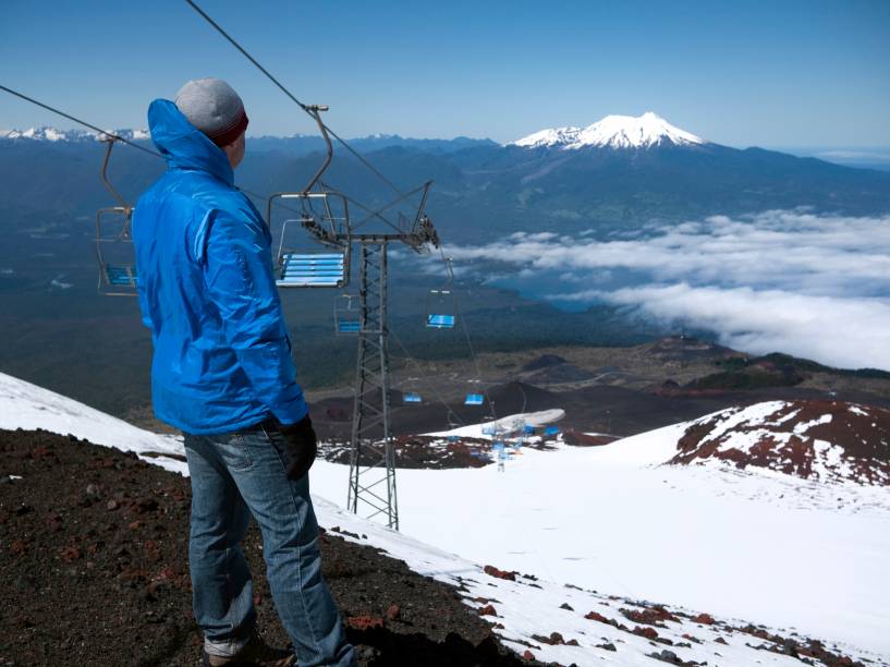 <strong><a href="https://viajeaqui.abril.com.br/estabelecimentos/chile-lagos-andinos-atracao-vulcao-osorno" rel="Volcán Osorno" target="_blank">Volcán Osorno</a>, <a href="https://viajeaqui.abril.com.br/paises/chile" rel="Chile" target="_blank">Chile</a></strong>    De cima a baixo são 2.600 metros, os quais esquiadores descem pela encosta sudoeste até alcançarem uma pequena e moderna estação, recentemente aberta e com somente 12 pistas e dois meios de elevação. Osorno ainda é famoso por sua semelhança com o <a href="https://viajeaqui.abril.com.br/estabelecimentos/japao-toquio-atracao-monte-fuji" rel="Monte Fuji" target="_blank">Monte Fuji</a>, no <a href="https://viajeaqui.abril.com.br/paises/japao" rel="Japão" target="_blank">Japão</a>, e por ser um dos mais ativos vulcões da Cordilheira dos Andes, apesar de nenhuma erupção ter ocorrido desde o século 19