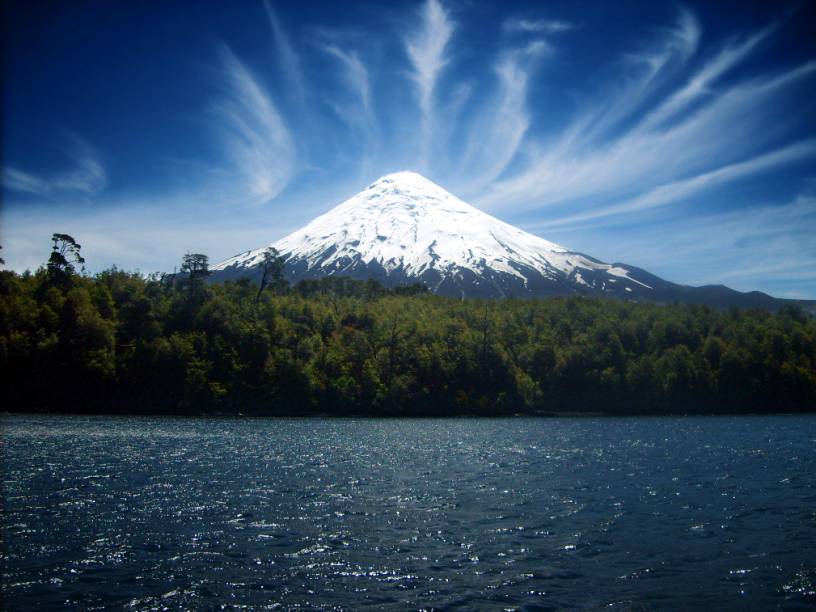 <a href="https://viajeaqui.abril.com.br/cidades/chile-villarrica" target="_blank" rel="noopener"><strong>Villarica, Chile </strong></a> É preciso contratar guia para chegar até seu topo, uma escalada de dificuldade moderada, mas podem haver deslizamentos de rocha. As excursões só acontecem se a montanha estiver em seus dias calmos e é melhor tentar subir no verão, de dezembro a março. Se for à região, torça para que dê para subir até lá: o Villarrica é um dos poucos vulcões do mundo com um lago de lava ativo em seu interior!