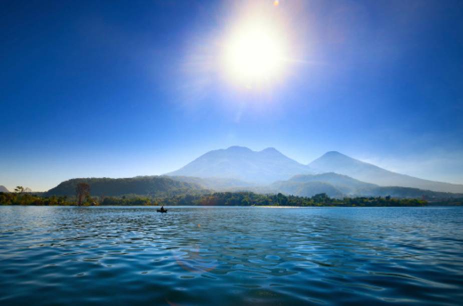 Lago cercado pelo vulcão Atitlan, na Guatemala