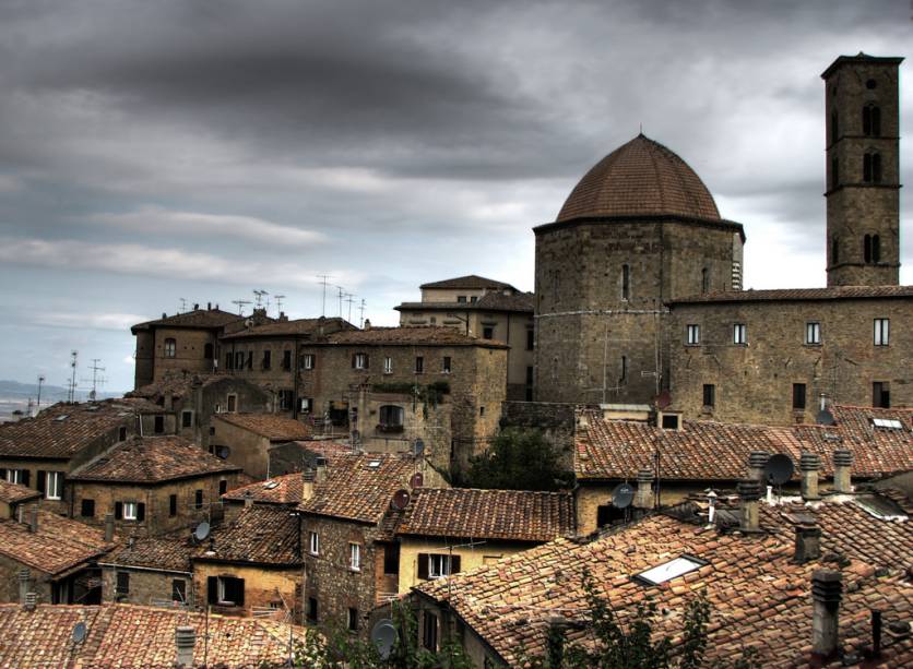 <a href="https://viajeaqui.abril.com.br/cidades/italia-volterra" rel="Volterra">Volterra</a>, construída pelos etruscos, fica no topo de um platô e é famosa pela festa medieval que envolve os cidadãos toda segunda quinzena de agosto