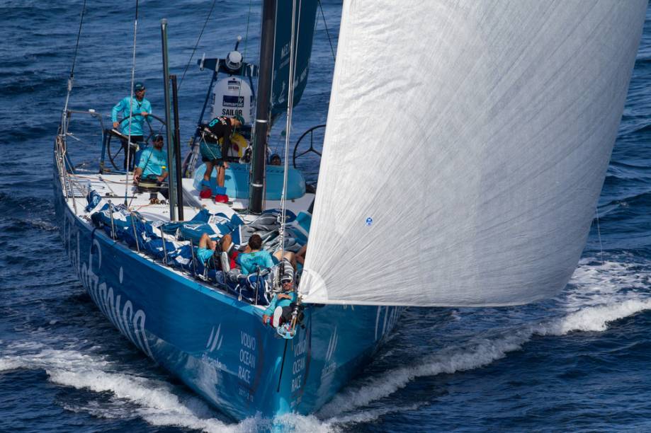 O barco Telefónica, de Iker Martinez, aproxima-se do porto catarinense de Itajaí, depois de vencer mais de 6700 milhas náuticas desde Auckland, na Nova Zelândia O barco Telefónica, de Iker Martinez, aproxima-se do porto catarinense de Itajaí, depois de vencer mais de 6700 milhas náuticas desde Auckland, na Nova Zelândia