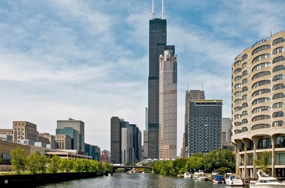 <strong>Subir na <a href="https://www.willistower.com/" rel="Sears Towers" target="_blank">Sears Towers</a></strong>    “Antiga Sears Towers, é um dos edifícios mais altos da cidade. Elas possuem uma balcony de vidro. Parece que você está flutuando.” 