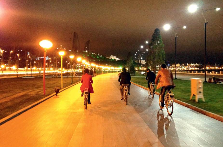 <strong>Bulvar</strong>        "Do fim da tarde até o começo da noite, o bulevar à beira do Mar Cáspio se enche de gente entre lojas, restaurantes e bares que servem chá, cerveja e narguilés (shisha). A presença feminina diminui ao cair da madrugada, mas ocidentais acompanhadas não têm problemas."