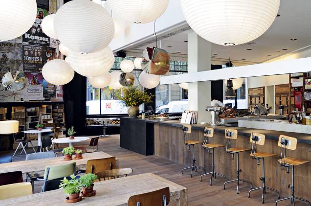 <a href="https://grupotragaluz.com/restaurante/bar_lobo/" rel="Bar Lobo" target="_blank"><strong>Bar Lobo</strong></a> "Bonito, gostoso e confortável. Além de tapas clássicas, como pimentos de padrón, tortilla e fundos de alcachofra, tem também pratos gostosos em um clima comfort food. Lugar perfeito para descansar do lado hippie lotado de Barcelona – como são, aliás, todos os estabelecimentos do Grupo Tragaluz, do qual o Lobo faz parte." <a href="https://grupotragaluz.com/restaurante/bar_lobo/" rel="Bar Lobo" target="_blank"><strong>Bar Lobo</strong></a> "Bonito, gostoso e confortável. Além de tapas clássicas, como pimentos de padrón, tortilla e fundos de alcachofra, tem também pratos gostosos em um clima comfort food. Lugar perfeito para descansar do lado hippie lotado de Barcelona – como são, aliás, todos os estabelecimentos do Grupo Tragaluz, do qual o Lobo faz parte."