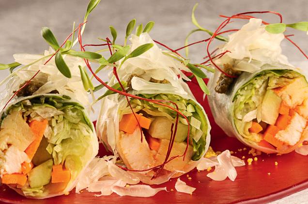<a href="https://dospalillos.com/" rel="Dos Palillos" target="_blank"><strong>Dos Palillos</strong></a> "Restaurante de tapas orientais do Alberto Raurich, um ex-pupilo do Ferran Adrià. Lembra um sushibar brasileiro e fica no Hotel Camper, um lugar curioso no meio do Raval, o bairro mais mal (e bem) frequentado de Barcelona. Uma das curiosidades é o temaki que a gente mesmo enrola. Também adoro o guioza crocante e o tempurá de tomatinhos." <a href="https://dospalillos.com/" rel="Dos Palillos" target="_blank"><strong>Dos Palillos</strong></a> "Restaurante de tapas orientais do Alberto Raurich, um ex-pupilo do Ferran Adrià. Lembra um sushibar brasileiro e fica no Hotel Camper, um lugar curioso no meio do Raval, o bairro mais mal (e bem) frequentado de Barcelona. Uma das curiosidades é o temaki que a gente mesmo enrola. Também adoro o guioza crocante e o tempurá de tomatinhos."