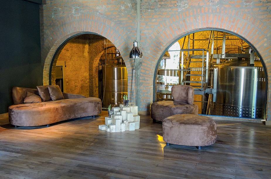 <strong>Terrazas de los Andes</strong>"A dica, antes de mais nada, é almoçar por lá. Restaurante francês ao som de bossa nova. A vinícola pertence ao grupo Louis Vitton Möet Hennessy, que também é dono do mítico Château Cheval Blanc, de Saint Émilion, na França. A adega, centenária, foi toda restaurada. Os tintos são excepcionais."<em>Endereço: Thames,esquina com Cochabamba, s/no, Perdriel, Luján de Cuyo, 261/488-0704</em><em>Funcionamento: de segunda a sexta. Tours às 11h, 12h30, 14h e 15h30</em> <strong>Terrazas de los Andes</strong>"A dica, antes de mais nada, é almoçar por lá. Restaurante francês ao som de bossa nova. A vinícola pertence ao grupo Louis Vitton Möet Hennessy, que também é dono do mítico Château Cheval Blanc, de Saint Émilion, na França. A adega, centenária, foi toda restaurada. Os tintos são excepcionais."<em>Endereço: Thames,esquina com Cochabamba, s/no, Perdriel, Luján de Cuyo, 261/488-0704</em><em>Funcionamento: de segunda a sexta. Tours às 11h, 12h30, 14h e 15h30</em>