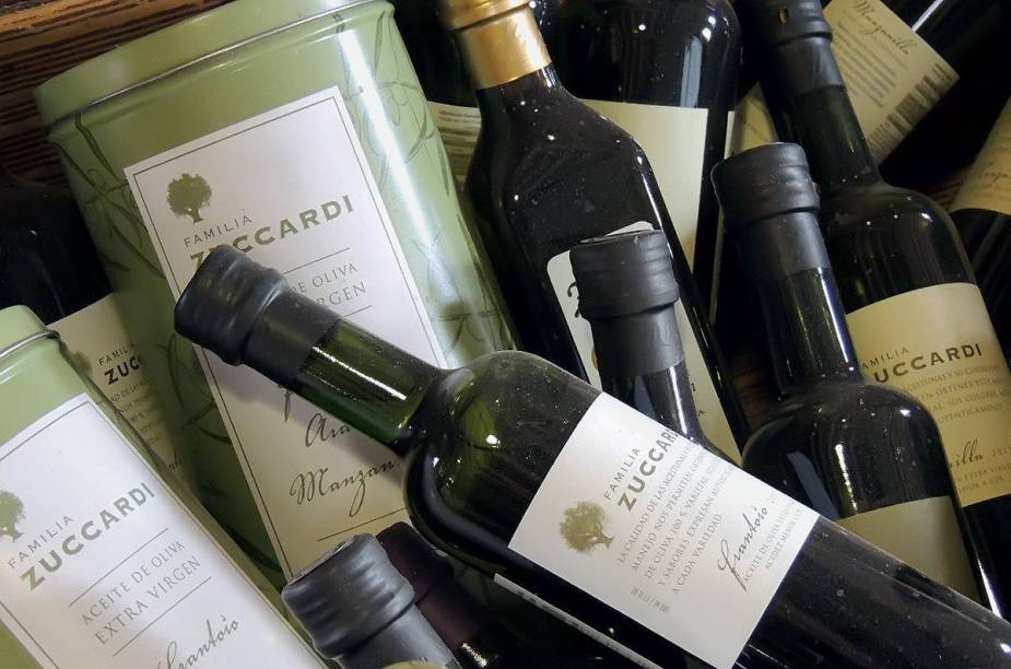 <strong>Familia Zuccardi</strong>"A programação é variada e extravagante, como o passeio em automóveis de época e o sobrevoo de balão. Vale conferir a linha Alma 4 de espumantes e os Malamados para a sobremesa ou o café."<em>Endereço: Ruta 33, km 7,5, Maipú, 261/441-0000</em><em>Funcionamento: de segunda a sábado, das 9h às 17h; aos domingos, das 10h às 16h.</em> <strong>Familia Zuccardi</strong>"A programação é variada e extravagante, como o passeio em automóveis de época e o sobrevoo de balão. Vale conferir a linha Alma 4 de espumantes e os Malamados para a sobremesa ou o café."<em>Endereço: Ruta 33, km 7,5, Maipú, 261/441-0000</em><em>Funcionamento: de segunda a sábado, das 9h às 17h; aos domingos, das 10h às 16h.</em>