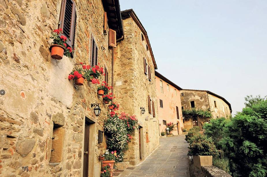 <strong><a href="https://ilborro.com" target="_blank" rel="noopener">Il Borro</a>, <a href="https://viajeaqui.abril.com.br/paises/italia" target="_blank" rel="noopener">Itália</a></strong>"Propriedade da família Ferragamo, é um Relais & Châteux muito especial na Toscana. Os casamentos acontecem na igrejinha da cidade medieval que faz parte do hotel. Depois da cerimônia, noivos e convidados seguem a pé para a festa, no terraço da grandiosa vila. Os vinhos de produção própria são maravilhosos." <strong><a href="https://ilborro.com" target="_blank" rel="noopener">Il Borro</a>, <a href="https://viajeaqui.abril.com.br/paises/italia" target="_blank" rel="noopener">Itália</a></strong>"Propriedade da família Ferragamo, é um Relais & Châteux muito especial na Toscana. Os casamentos acontecem na igrejinha da cidade medieval que faz parte do hotel. Depois da cerimônia, noivos e convidados seguem a pé para a festa, no terraço da grandiosa vila. Os vinhos de produção própria são maravilhosos."