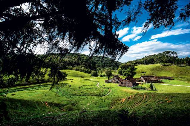 No tempo em que ainda não havia arquitetos, ou pelo menos arquitetos para quase todos, o lugar de morar se fazia a unha, tombando tora no mato, secando tijolo ao sol. A casa onde Nelson Bauer nasceu e hoje mora foi erguida assim. Obra enxaimel construída com barro e canela-preta, de tão sólida, continua de pé tal como foi feita, há exatos 103 anos. Ela está fincada num fundo de vale, rente a um córrego sinuoso, a poucos quilômetros de VILA ITOUPAVA, distrito de Blumenau. Como chegar: no site caminhadadavila.tur.br há um mapa com roteiro das casas enxaimel de Itoupava, incluindo a Casa Bauer No tempo em que ainda não havia arquitetos, ou pelo menos arquitetos para quase todos, o lugar de morar se fazia a unha, tombando tora no mato, secando tijolo ao sol. A casa onde Nelson Bauer nasceu e hoje mora foi erguida assim. Obra enxaimel construída com barro e canela-preta, de tão sólida, continua de pé tal como foi feita, há exatos 103 anos. Ela está fincada num fundo de vale, rente a um córrego sinuoso, a poucos quilômetros de VILA ITOUPAVA, distrito de Blumenau. Como chegar: no site caminhadadavila.tur.br há um mapa com roteiro das casas enxaimel de Itoupava, incluindo a Casa Bauer