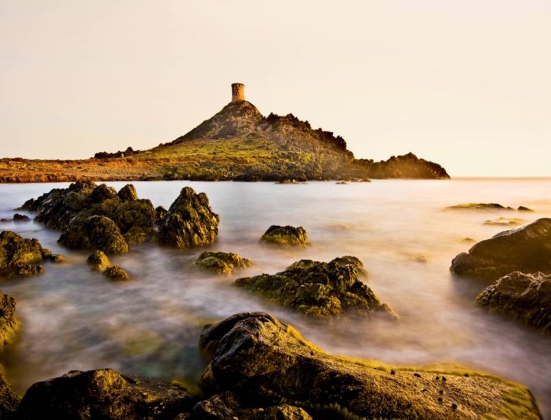 Torre genovesa nas cercanias de Ajaccio, a capital da C&oacute;rsega