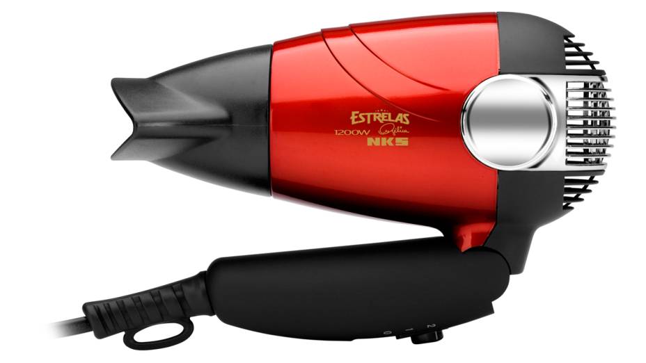 <strong>NKS Estrelas c/ Ang&eacute;lica</strong>    O modelo tem dupla voltagem com chave seletora no aparelho. Dobr&aacute;vel, pesa apenas 320 gramas. A pot&ecirc;ncia &eacute; de 1.200 W e s&atilde;o duas as velocidades de ar.    Pre&ccedil;o sugerido: R$ 59,90.