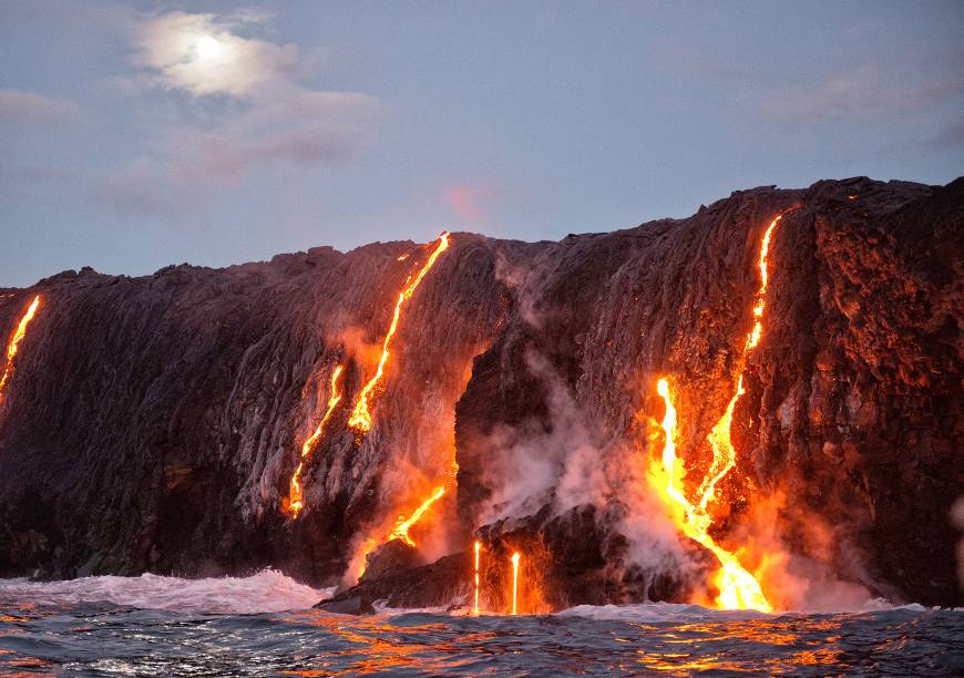 <a href="https://viajeaqui.abril.com.br/cidades/estados-unidos-honolulu" target="_blank" rel="noopener"><strong>Kilauea, Havaí </strong></a>O mais ativo das 5 montanhas que formam a maior ilha do Havaí, a Havai’i. Com 4.091 metros de altitude, seu nome significa “cuspindo” ou “espalhando muito” na língua havaiana, em referência à sua intensa atividade vulcânica. Não é para menos: a última erupção do Kilauea começou em 1983 e ainda não acabou! Foram expelidos mais de 2 bilhões de centímetros cúbicos de lava!