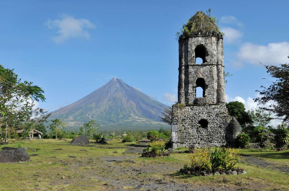 <strong>Mayon, Filipinas</strong> Ativo, 2.463 metros, forma cônica simétrica bastante admirada, localizado na ilha de Luzon, uma das maiores e mais povoadas do arquipélago das Filipinas. Seu nome se refere à heroína Daragang Magayon (“mulher bonita”), personagem principal de uma disputa lendária entre “nuvem” (Panginoron) e “erupção” (Pagtuga), que culminou na morte dos três. O nome original do vulcão é Bulkang Magayon, mas foi reduzido para Mayon com o passar do tempo. Sua última erupção foi em janeiro de 2018.