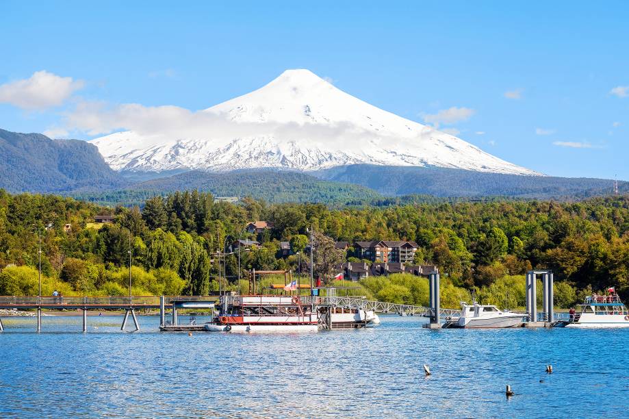 <a href="https://viajeaqui.abril.com.br/cidades/chile-villarrica" target="_blank" rel="noopener"><strong>Villarica, Chile </strong></a> Localizado na região de Araucania, entre as cidades de Pucón e Villarrica, o vulcão tem 2.843 metros de altitude e permanece coberto por neve o ano todo. Ele também é conhecido pelo nome de Rucapillán (“casa do demônio” em mapuche), um dos vulcões mais ativos do Chile. Sua última erupção ocorreu em março de 2015, que gerou um alerta para que evacuassem a área a pelo menos 10 km de distância de sua base – 3.385 pessoas vivendo nas comunidades próximas foram tiradas de suas casas, mas nada mais grave aconteceu e em junho as atividades vulcânicas já haviam diminuído consideravelmente