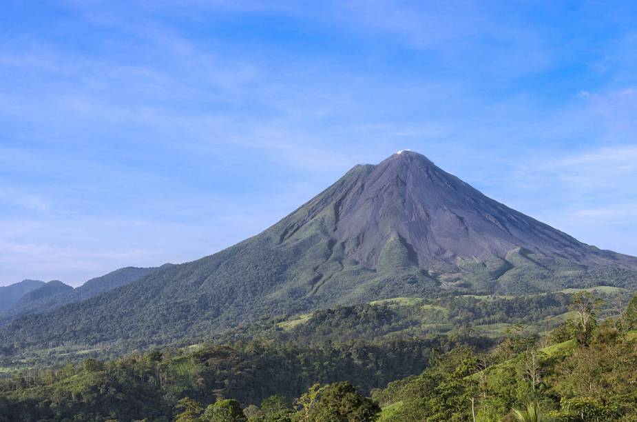 <strong>Costa Rica - tour com carro 4x4</strong>O roteiro de cinco noites em hotéis quatro-estrelas tem uma delas em San José, duas em<strong> </strong>La Fortuna, vizinha ao <strong>vulcão de Arenal</strong> (um dos mais ativos do mundo), e duas em Monteverde, meca do ecoturismo. Os traslados são em 4x4 alugado.<strong>QUANDO:</strong> Em maio<strong>QUEM LEVA: </strong>A <strong><a href="https://newage.tur.br" rel="New Age">New Age</a></strong> (11/3138-4888)<strong>QUANTO:</strong> US$ 1 056