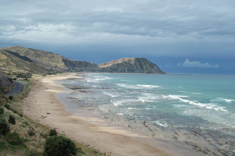 A praia de Wainui, que fica lotada no fim do ano A praia de Wainui, que fica lotada no fim do ano