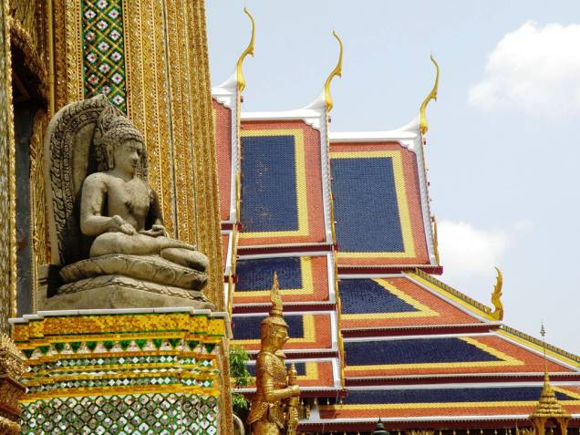 O Wat Phra Kheo possui dezenas de pequenos e grandes edifícios que foram construídos junto ao Grande Palácio, formando a principal atração da capital tailandesa O Wat Phra Kheo possui dezenas de pequenos e grandes edifícios que foram construídos junto ao Grande Palácio, formando a principal atração da capital tailandesa