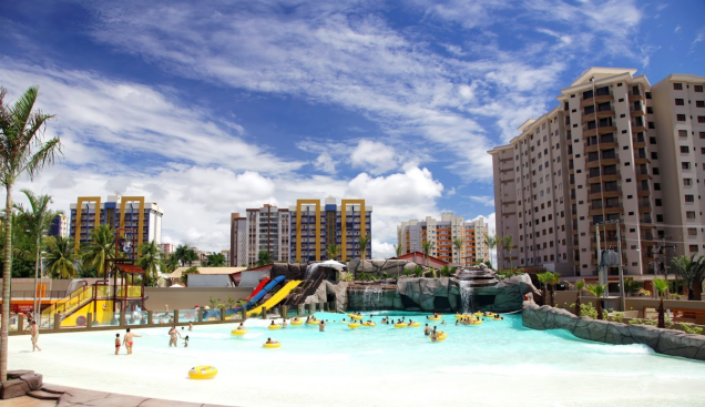 <strong>CALDAS NOVAS, GOIÁS</strong>A 1 000 km do oceano, também é possível aproveitar - e muito - as águas brasileiras. Os hotéis, parques temáticos e resorts de Caldas Novas exploram piscinas e fontes de águas naturalmente aquecidas (37°C), e contam ainda com uma lista de programas reforçada por atividades recreativas, que atraem milhões de turistas todos os anos. Não deixe de levar sua mãe ao Parque Estadual da Serra de Caldas Novas, onde três mirantes deixam os visitantes boquiabertos diante da beleza da cidadezinha e de seus arredores.O aeroporto de Caldas Novas recebe voos da Azul e da TAM e, de lá, é possível pegar uma corrida de táxi até o Centro. Outra opção, também viável, é voar até Brasília ou Goiânia e seguir por terra. <strong>CALDAS NOVAS, GOIÁS</strong>A 1 000 km do oceano, também é possível aproveitar - e muito - as águas brasileiras. Os hotéis, parques temáticos e resorts de Caldas Novas exploram piscinas e fontes de águas naturalmente aquecidas (37°C), e contam ainda com uma lista de programas reforçada por atividades recreativas, que atraem milhões de turistas todos os anos. Não deixe de levar sua mãe ao Parque Estadual da Serra de Caldas Novas, onde três mirantes deixam os visitantes boquiabertos diante da beleza da cidadezinha e de seus arredores.O aeroporto de Caldas Novas recebe voos da Azul e da TAM e, de lá, é possível pegar uma corrida de táxi até o Centro. Outra opção, também viável, é voar até Brasília ou Goiânia e seguir por terra.