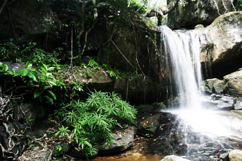 <strong>10. Kbal Spean</strong>Outra vantagem de ir visitar o Kbal Spean &eacute; que &eacute; permitido nadar em algumas das cachoeiras do complexo! Leve roupa de banho e refresque-se nas &aacute;guas sagradas que passam pelas esculturas de quase mil anos
