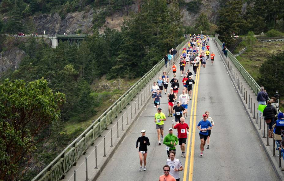 <a href="https://www.whidbeyislandmarathon.com" rel="Maratona de Whidbey Island" target="_blank"><strong>Maratona de Whidbey Island</strong></a> <strong>– 14 de abril de 2013 </strong><strong>–</strong><strong> Oak Harbor, Washington</strong> <br /> Correr uma maratona com montes cobertos de neve como cenário é a proposta em <strong>Oak Harbor</strong>, no estado de <strong>Washington</strong>. A <strong>Maratona de Whidbey Island</strong> também passa por florestas antigas com animais silvestres e se diferencia da maioria das corridas exatamente por ser em uma cidade não tão grande. Além do evento principal, há uma meia maratona e mais uma corrida ou caminhada de cinco quilômetros para a família. A cidade fica a 150 quilômetros de <strong>Seattle</strong>, a maior cidade do noroeste americano, mas pra quem procura o sossego, Oak Harbor é a melhor escolha. Cheia de parques – como o Smith – e atividades ao ar livre, a natureza, de fato, é o principal turismo de lá. Bons restaurantes e hotéis também estão espalhados pelo pequeno município. Inscreva-se e obtenha mais informação sobre a corrida do próximo ano, dia 14 de abril, pelo <a href="https://www.whidbeyislandmarathon.com" rel="site da Maratona de Whidbey Island" target="_blank">site da Maratona de Whidbey Island</a>. <a href="https://www.whidbeyislandmarathon.com" rel="Maratona de Whidbey Island" target="_blank"><strong>Maratona de Whidbey Island</strong></a> <strong>– 14 de abril de 2013 </strong><strong>–</strong><strong> Oak Harbor, Washington</strong> <br /> Correr uma maratona com montes cobertos de neve como cenário é a proposta em <strong>Oak Harbor</strong>, no estado de <strong>Washington</strong>. A <strong>Maratona de Whidbey Island</strong> também passa por florestas antigas com animais silvestres e se diferencia da maioria das corridas exatamente por ser em uma cidade não tão grande. Além do evento principal, há uma meia maratona e mais uma corrida ou caminhada de cinco quilômetros para a família. A cidade fica a 150 quilômetros de <strong>Seattle</strong>, a maior cidade do noroeste americano, mas pra quem procura o sossego, Oak Harbor é a melhor escolha. Cheia de parques – como o Smith – e atividades ao ar livre, a natureza, de fato, é o principal turismo de lá. Bons restaurantes e hotéis também estão espalhados pelo pequeno município. Inscreva-se e obtenha mais informação sobre a corrida do próximo ano, dia 14 de abril, pelo <a href="https://www.whidbeyislandmarathon.com" rel="site da Maratona de Whidbey Island" target="_blank">site da Maratona de Whidbey Island</a>.