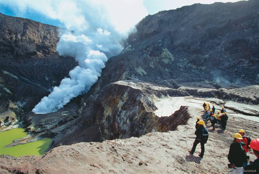 A pequena ilha White Island, na enseada Bay of Plenty, a sudeste de Auckland, possui um vulcão que atrai milhares de turistas todos os anos. Aliás, a ilha é o vulcão