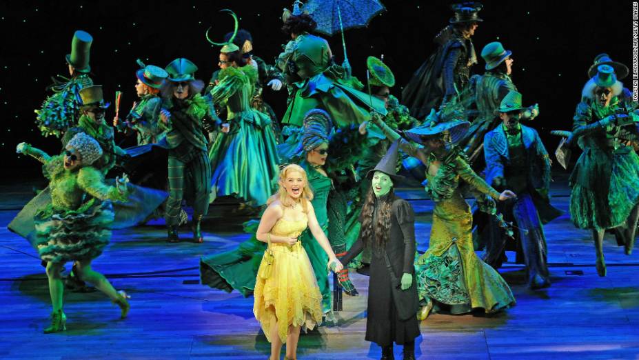 <strong>12.&nbsp;<a href="https://wickedthemusical.com/" rel="Wicked" target="_blank">Wicked</a></strong>Quando estreou, h&aacute; dez anos, foi massacrado pela cr&iacute;tica, na minha opini&atilde;o injustamente, tanto que hoje &eacute; o espet&aacute;culo mais amado da Broadway. Foi montado em diversos pa&iacute;ses, e a procura continua grande. A hist&oacute;ria conta a origem da Bruxa M&aacute; do Oeste (personagem do lend&aacute;rio O M&aacute;gico de Oz) e como bullying e preconceito podem transformar uma pessoa.