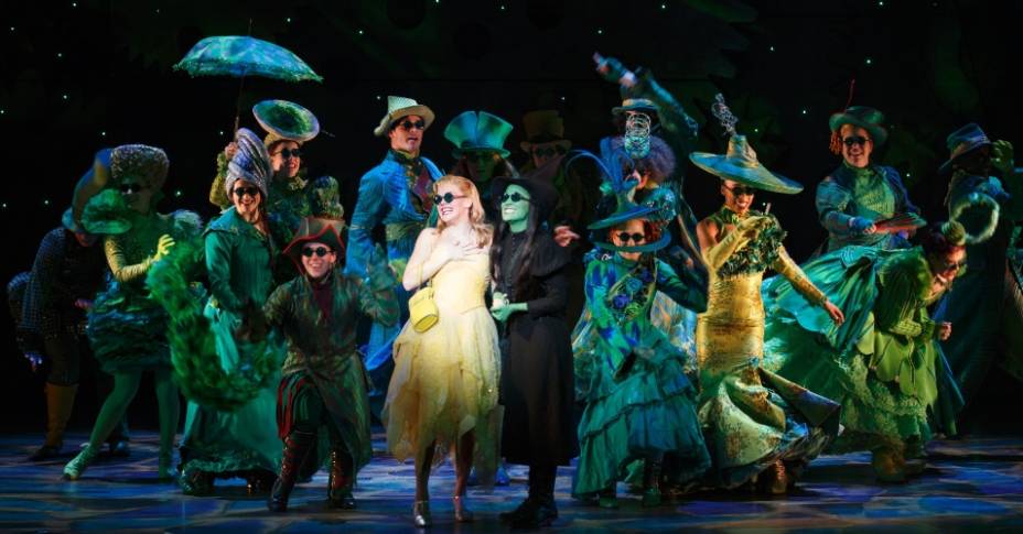 <strong>12. <a href="https://wickedthemusical.com/" rel="Wicked" target="_blank">Wicked</a></strong><strong>Preste atenção:</strong> no histórico número Defying Gravity, no final do primeiro ato. A música ganhou vida para além dos palcos e já foi gravada por outros artistas, incluindo o elenco da série Glee. <strong>12. <a href="https://wickedthemusical.com/" rel="Wicked" target="_blank">Wicked</a></strong><strong>Preste atenção:</strong> no histórico número Defying Gravity, no final do primeiro ato. A música ganhou vida para além dos palcos e já foi gravada por outros artistas, incluindo o elenco da série Glee.