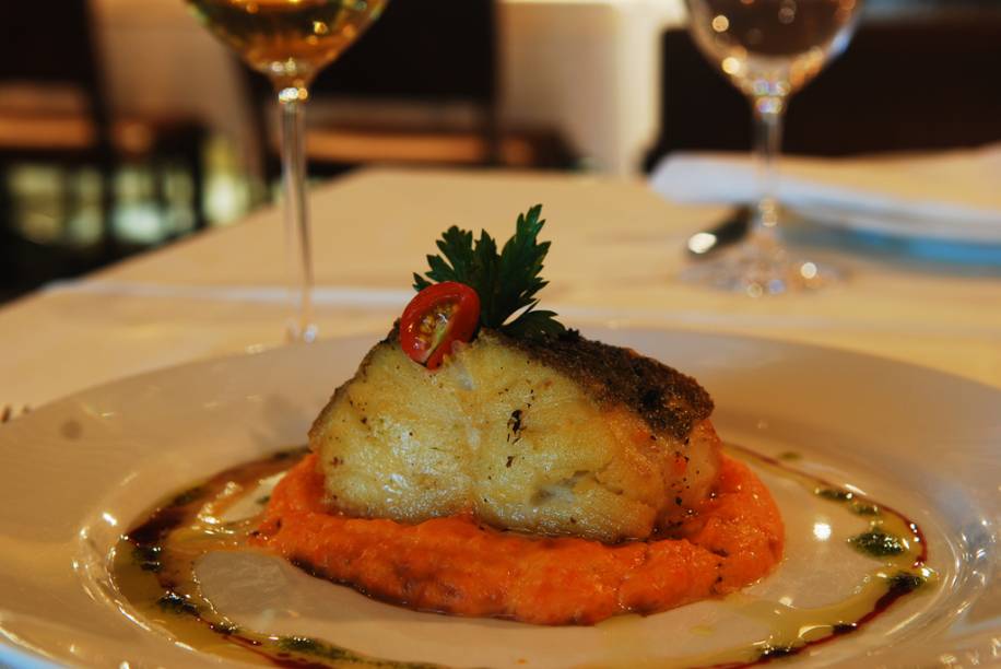 <a href="https://viajeaqui.abril.com.br/estabelecimentos/br-pe-recife-restaurante-wiella-bistro" rel="Wiella Bistrô (Recife)"><strong>Wiella Bistrô</strong></a><strong> (Recife)</strong><br /> <br /> A casa estrelada pelo GUIA QUATRO RODAS, comandada pelo chef Claudemir Barros, vai oferecer um menu de Páscoa com elementos da culinária internacional e pernambucana. Para a entrada, a sugestão é o <strong>camarão sauté com feijão de coco trufado</strong> (R$ 23,50). No prato principal será servido o <strong>bacalhau grelhado<span style="font-style: italic;"> </span>com quibebe de abóbora</strong> (<em>foto</em>) (R$ 81) e, para finalizar, um <strong>ovo de chocolate, brownie e sorvete de baunilha</strong> (R$17) na sobremesa <a href="https://viajeaqui.abril.com.br/estabelecimentos/br-pe-recife-restaurante-wiella-bistro" rel="Wiella Bistrô (Recife)"><strong>Wiella Bistrô</strong></a><strong> (Recife)</strong><br /> <br /> A casa estrelada pelo GUIA QUATRO RODAS, comandada pelo chef Claudemir Barros, vai oferecer um menu de Páscoa com elementos da culinária internacional e pernambucana. Para a entrada, a sugestão é o <strong>camarão sauté com feijão de coco trufado</strong> (R$ 23,50). No prato principal será servido o <strong>bacalhau grelhado<span style="font-style: italic;"> </span>com quibebe de abóbora</strong> (<em>foto</em>) (R$ 81) e, para finalizar, um <strong>ovo de chocolate, brownie e sorvete de baunilha</strong> (R$17) na sobremesa