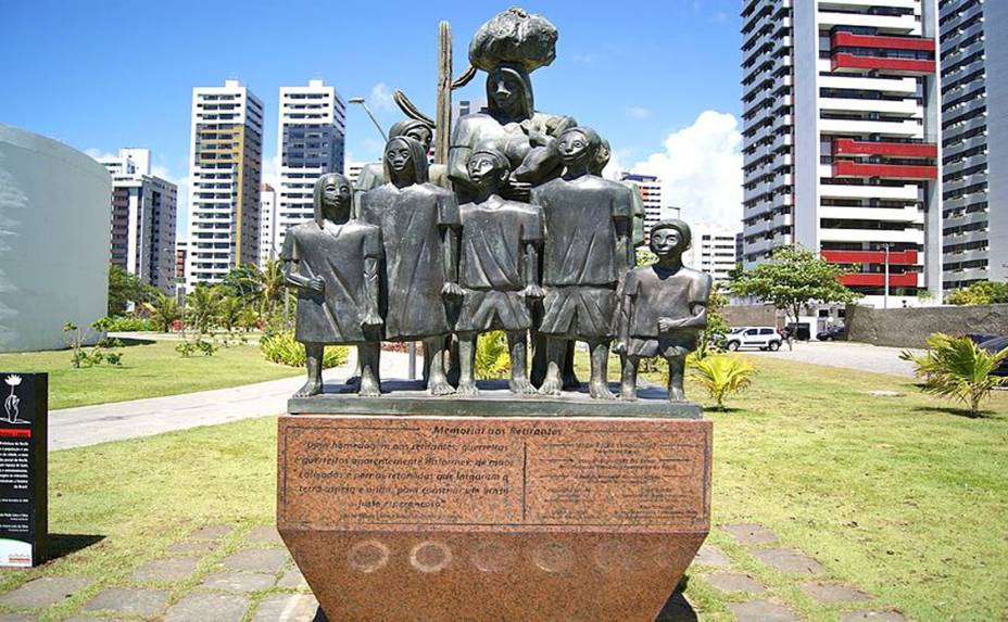 <a href="https://viajeaqui.abril.com.br/estabelecimentos/br-pe-recife-atracao-dona-lindu" rel="Parque Dona Lindu:"><strong>Parque Dona Lindu:</strong></a> inaugurado em março de 2011, tem a marca de Oscar Niemeyer: uma marquise sinuosa e dois blocos de concreto cilíndricos. Em um deles está o Teatro Luiz Mendonça; no outro, a Galeria Janete Costa, com mostras temporárias (de terça a sexta-feira das 14h às 20h, aos sábados e domingos das 10h às 20h). A área reúne esculturas de Avelardo da hora, quadras e pistas de caminhada. Endereço: avenida da Boa Viagem, altura do nº 6000.