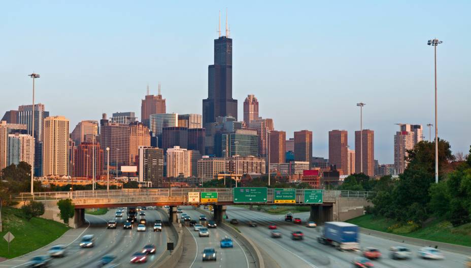 <strong>5- Willis Tower – Chicago, <a href="https://viajeaqui.abril.com.br/paises/estados-unidos" rel="EUA" target="_blank">EUA</a></strong>Erguida em 1973, a <a href="https://www.theskydeck.com/" rel="Willis Tower" target="_blank">Willis Tower</a>, também conhecida como Sears Tower (mudou de nome em 2009) é um dos arranha-céus de Chicago, com <strong>527 metros de altura</strong> (com antena). Foi o considerado o prédio mais alto do mundo durante 25 anos e perdeu o posto em 1998 para as Petronas Towers, na Malásia. Cerca de 1,3 milhões de pessoas visitam todos os anos o observatório, conhecido como The Sky Deck, a 412 metros. Em dias claros, a visibilidade chega a até 80 quilômetros
