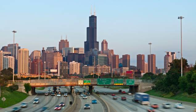 <strong>5- Willis Tower – Chicago, <a href="https://viajeaqui.abril.com.br/paises/estados-unidos" rel="EUA" target="_blank">EUA</a></strong>Erguida em 1973, a <a href="https://www.theskydeck.com/" rel="Willis Tower" target="_blank">Willis Tower</a>, também conhecida como Sears Tower (mudou de nome em 2009) é um dos arranha-céus de Chicago, com <strong>527 metros de altura</strong> (com antena). Foi o considerado o prédio mais alto do mundo durante 25 anos e perdeu o posto em 1998 para as Petronas Towers, na Malásia. Cerca de 1,3 milhões de pessoas visitam todos os anos o observatório, conhecido como The Sky Deck, a 412 metros. Em dias claros, a visibilidade chega a até 80 quilômetros <strong>5- Willis Tower – Chicago, <a href="https://viajeaqui.abril.com.br/paises/estados-unidos" rel="EUA" target="_blank">EUA</a></strong>Erguida em 1973, a <a href="https://www.theskydeck.com/" rel="Willis Tower" target="_blank">Willis Tower</a>, também conhecida como Sears Tower (mudou de nome em 2009) é um dos arranha-céus de Chicago, com <strong>527 metros de altura</strong> (com antena). Foi o considerado o prédio mais alto do mundo durante 25 anos e perdeu o posto em 1998 para as Petronas Towers, na Malásia. Cerca de 1,3 milhões de pessoas visitam todos os anos o observatório, conhecido como The Sky Deck, a 412 metros. Em dias claros, a visibilidade chega a até 80 quilômetros