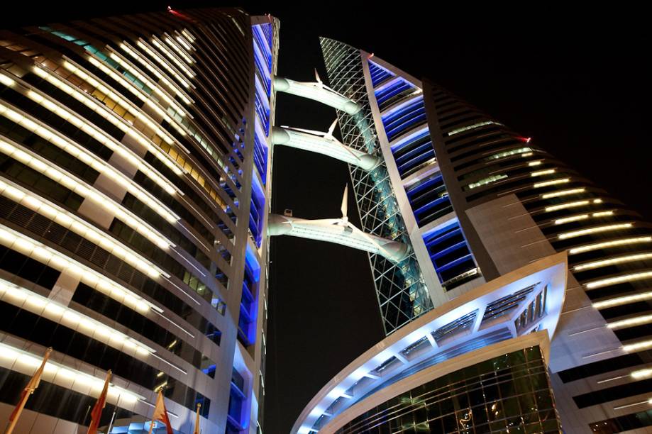 <strong>WTC Bahrain, Bahrein</strong> As torres gêmeas do World Trade Center de Bahrein, projetado pelo escritório Atkins, têm como destaque três turbinas eólicas que provém boa parte da energia consumida no complexo <strong>WTC Bahrain, Bahrein</strong> As torres gêmeas do World Trade Center de Bahrein, projetado pelo escritório Atkins, têm como destaque três turbinas eólicas que provém boa parte da energia consumida no complexo
