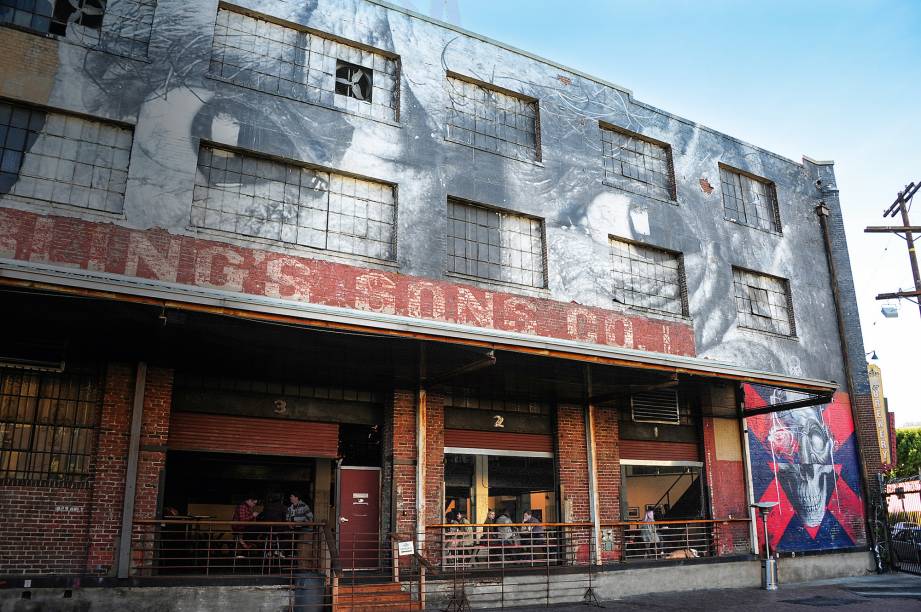 <strong>7. Hipsterizar</strong>No que isso tem de melhor: a informalidade. Em depósitos que são extensões das fábricas, com pé-direito alto, tubulação aparente e balcão de bar despojado, uma lousa anuncia as brejas disponíveis nas torneiras, a graduação alcoólica delas e os índices de amargor. Nas mesas e banquetas, turmas de amigos e trabalhadores saídos do batente bebem e conversam como se não houvesse amanhã, embalados por indie rock e várias IPAs. <strong>7. Hipsterizar</strong>No que isso tem de melhor: a informalidade. Em depósitos que são extensões das fábricas, com pé-direito alto, tubulação aparente e balcão de bar despojado, uma lousa anuncia as brejas disponíveis nas torneiras, a graduação alcoólica delas e os índices de amargor. Nas mesas e banquetas, turmas de amigos e trabalhadores saídos do batente bebem e conversam como se não houvesse amanhã, embalados por indie rock e várias IPAs.