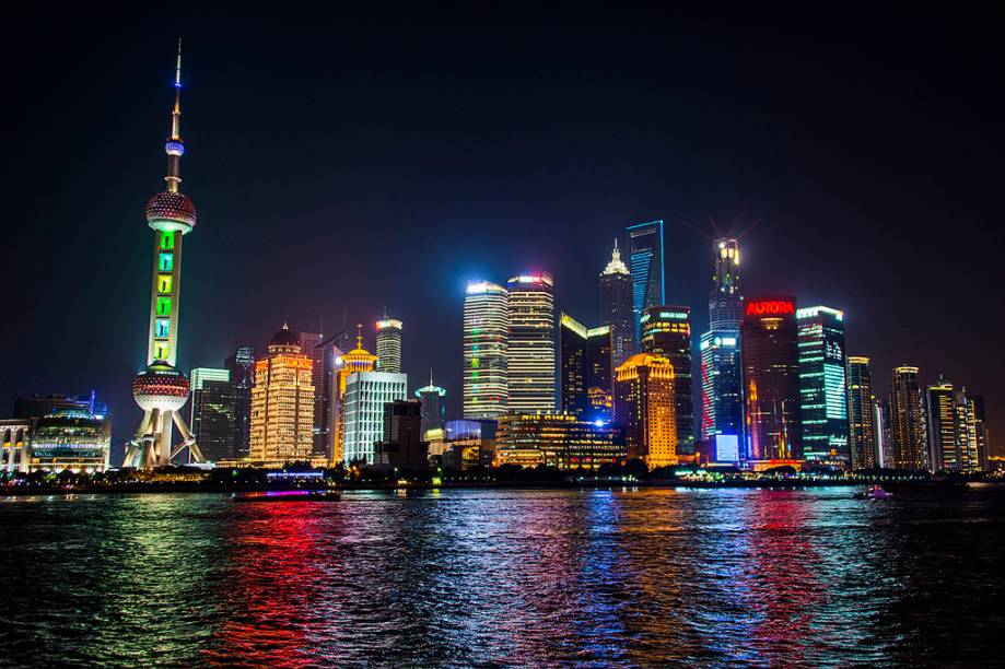 <strong><a href="http:// interpoint.com.br" rel="INTERPOINT" target="_blank">INTERPOINT</a></strong> (0800-7719400)<strong>O QUE ELA FAZ POR VOCÊ</strong>: Tem ótima seleção de hotéis de luxo.<strong>PACOTE:</strong> O tour pela <strong><a href="https://viajeaqui.abril.com.br/paises/china" rel="China">China</a></strong> tem seis noites divididas entre <strong><a href="https://viajeaqui.abril.com.br/cidades/china-pequim-beijing" rel="Pequim" target="_blank">Pequim</a> </strong>e<strong> <a href="https://viajeaqui.abril.com.br/cidades/china-xangai-shanghai" rel="Xangai" target="_blank">Xangai</a></strong>, nos hotéis <a href="https://regenthotels.com" rel="Regent" target="_blank"><strong>Regent</strong></a> e<strong> <a href="https://peninsula.com" rel="Peninsula" target="_blank">Peninsula</a></strong>, respectivamente, e quatro entre<strong><a href="https://viajeaqui.abril.com.br/cidades/china-xian" rel=" Xian" target="_blank"> Xian</a></strong> (do<strong> </strong>Exército de Terracota) e <strong><a href="https://viajeaqui.abril.com.br/cidades/china-hong-kong" rel="Hong Kong" target="_blank">Hong Kong</a></strong>, no <strong>Shangri-La</strong> e no <strong>Peninsula</strong>. Inclui show de acrobatas em <strong><a href="https://viajeaqui.abril.com.br/cidades/china-xangai-shanghai" rel="Xangai" target="_blank">Xangai</a> (foto) </strong>e traslados de Rolls-Royce (!) em <strong><a href="https://viajeaqui.abril.com.br/cidades/china-hong-kong" rel="Hong Kong" target="_blank">Hong Kong</a>.</strong> Desde US$ 7 320, sem aéreo. <strong><a href="http:// interpoint.com.br" rel="INTERPOINT" target="_blank">INTERPOINT</a></strong> (0800-7719400)<strong>O QUE ELA FAZ POR VOCÊ</strong>: Tem ótima seleção de hotéis de luxo.<strong>PACOTE:</strong> O tour pela <strong><a href="https://viajeaqui.abril.com.br/paises/china" rel="China">China</a></strong> tem seis noites divididas entre <strong><a href="https://viajeaqui.abril.com.br/cidades/china-pequim-beijing" rel="Pequim" target="_blank">Pequim</a> </strong>e<strong> <a href="https://viajeaqui.abril.com.br/cidades/china-xangai-shanghai" rel="Xangai" target="_blank">Xangai</a></strong>, nos hotéis <a href="https://regenthotels.com" rel="Regent" target="_blank"><strong>Regent</strong></a> e<strong> <a href="https://peninsula.com" rel="Peninsula" target="_blank">Peninsula</a></strong>, respectivamente, e quatro entre<strong><a href="https://viajeaqui.abril.com.br/cidades/china-xian" rel=" Xian" target="_blank"> Xian</a></strong> (do<strong> </strong>Exército de Terracota) e <strong><a href="https://viajeaqui.abril.com.br/cidades/china-hong-kong" rel="Hong Kong" target="_blank">Hong Kong</a></strong>, no <strong>Shangri-La</strong> e no <strong>Peninsula</strong>. Inclui show de acrobatas em <strong><a href="https://viajeaqui.abril.com.br/cidades/china-xangai-shanghai" rel="Xangai" target="_blank">Xangai</a> (foto) </strong>e traslados de Rolls-Royce (!) em <strong><a href="https://viajeaqui.abril.com.br/cidades/china-hong-kong" rel="Hong Kong" target="_blank">Hong Kong</a>.</strong> Desde US$ 7 320, sem aéreo.