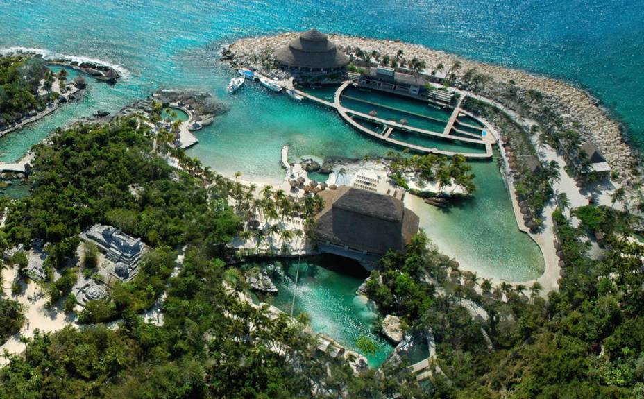 <strong>1. Xcaret</strong>Vista aérea do parque temático, a cinco minutos de Playa del Carmen: araras, tartarugas e até jaguares, além de um grande borboletário, fazem parte das atrações naturais do lugar, que também recria uma cidade maia, com templos, casas e um cemitério <strong>1. Xcaret</strong>Vista aérea do parque temático, a cinco minutos de Playa del Carmen: araras, tartarugas e até jaguares, além de um grande borboletário, fazem parte das atrações naturais do lugar, que também recria uma cidade maia, com templos, casas e um cemitério